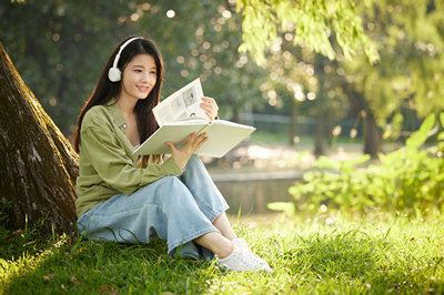 摄图网_502507125_室外看书的女性享受阳光(企业商用)_副本.jpg